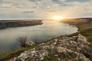 Bakotska Körfezi 'nin uçan insansız hava aracından harika bir sabah görüntüsü. Dnister Nehri, Ukrayna, Avrupa 'da fantastik bir yaz gündoğumu. Doğa konseptinin güzelliği.