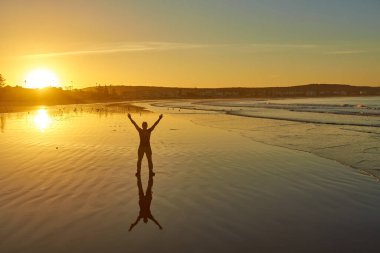 Bir turist, Essaouira 'nın Atlantik sahilindeki sakin şafağı yakalıyor. Uyanan gökyüzüne karşı çarpıcı bir siluet oluşturuyor..