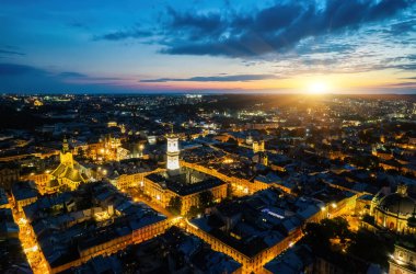 Lviv gece şehir merkezinde, hava manzaralı bir yerde.