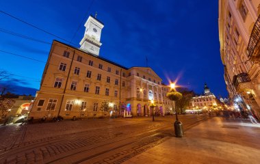 Akşamları yükseklerden eski şehir merkezi, Lvov, Ukrayna