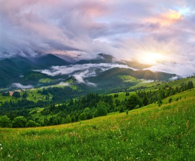 Dağların manzarasında muhteşem bir günbatımı. Dramatik bir gökyüzü. Carpathian, Ukrayna, Avrupa.