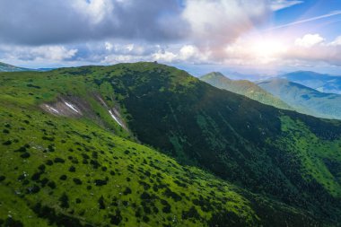 Tüylü bulutlarla kaplı güzel dağ ormanlarının hava manzarası. Drone fotoğrafçılığı