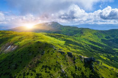 Tüylü bulutlarla kaplı güzel dağ ormanlarının hava manzarası. Drone fotoğrafçılığı