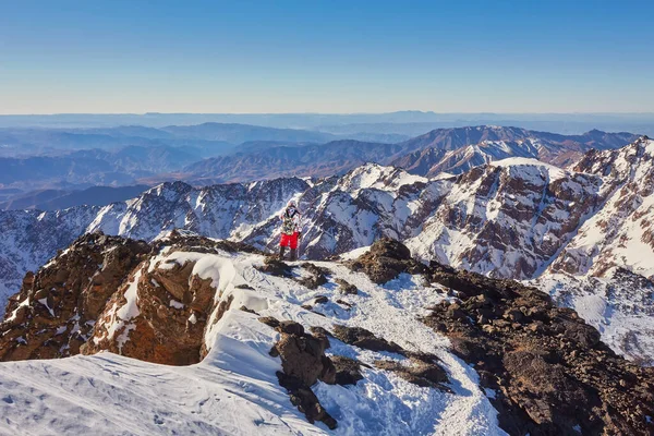 モロッコの最高峰であるジェベル トゥブルカの頂上にハイキング ストック画像