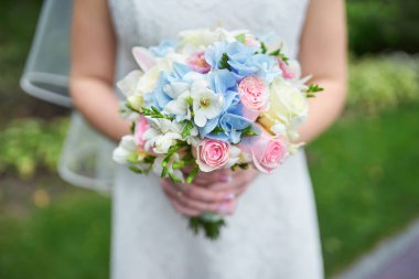 Güzel düğün buketi Gelinin ellerinde