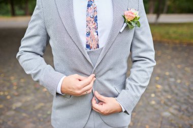 Yürüyüş için takım elbiseli ve kravatlı damat.