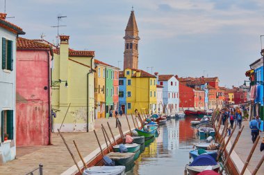 Venedik, İtalya - 15 Ekim 2018: Venedik tarihi, Burano ada kanalı, renkli evler ve tekneler, İtalya.