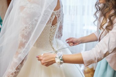 onu gelinlik giyecek gelin yardım