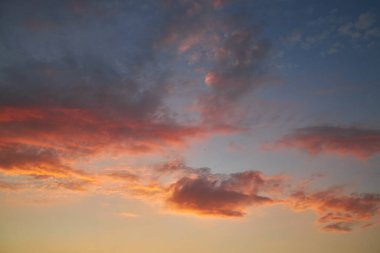 Gün batımında renkli bulutlu bir gökyüzü. Rengi değişmiş. Gökyüzü dokusu, soyut doğa arkaplanı