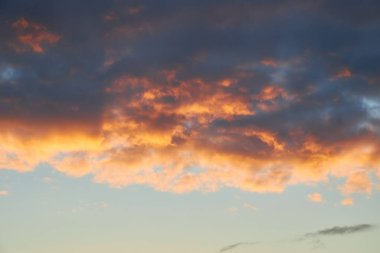 Kümülüs bulutlarının bulutlu güneş ışığı bulutları