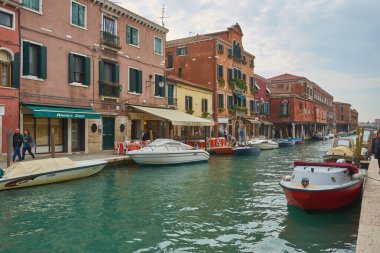 Venedik, İtalya - 15 Ekim 2018 Venedik, İtalya 'da ipeksi suyla dolu güzel dar bir kanal