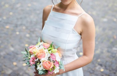 Yumuşak eller bir gelin buketi, aşkın ve güzelliğin sembolü..