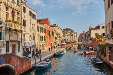 Venedik, İtalya - 14 Ekim 2018: Venedik, İtalya 'nın güzel mimarisi, sokak lambasıyla aydınlatılmış küçük bir kanalın üzerinde küçük bir köprü.