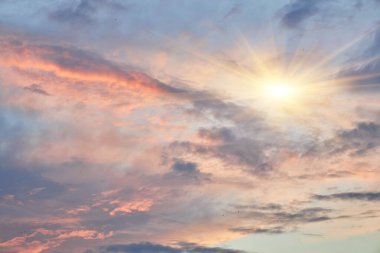Gün batımında renkli bulutlu bir gökyüzü. Rengi değişmiş. Gökyüzü dokusu, soyut doğa arkaplanı