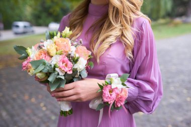 Yumuşak eller bir gelin buketi, aşkın ve güzelliğin sembolü..