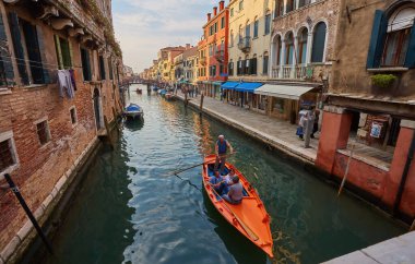 Venedik, İtalya - 15 Ekim 2018: Venedik, İtalya 'da Gondol ve ahşap iskele