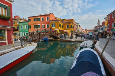 Venedik, İtalya - 15 Ekim 2018: Venedik tarihi, Burano ada kanalı, renkli evler ve tekneler, İtalya.