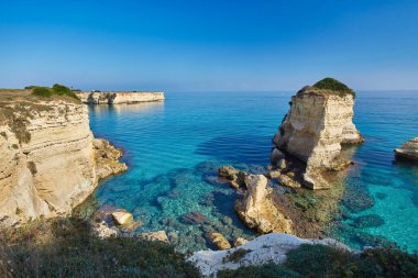 Puglia 'daki güzel deniz manzarası. İtalya. Torre di Sant Andrea - Otranto kasabası yakınlarında kaya oluşumlarıyla ünlü plaj