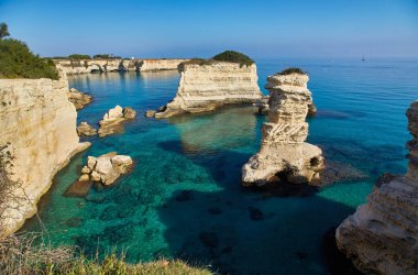 Puglia 'daki güzel deniz manzarası. İtalya. Torre di Sant Andrea - Otranto kasabası yakınlarında kaya oluşumlarıyla ünlü plaj