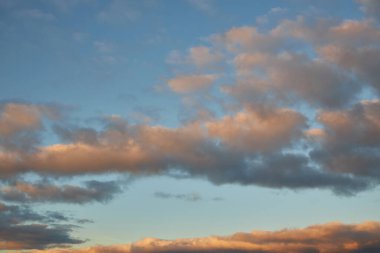 Gün batımı gökyüzü, Ukrayna, Kyiv üzerinde parlak renklerle boyanmış bulutlar.