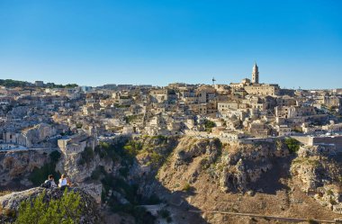 Antik Matera Sassi di Matera kasabasının panoramik manzarası gün doğumunda güzel altın bir sabah ışığında, Basilicata, güney İtalya