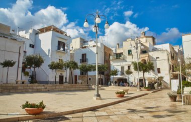 Polignano bir Mare kasabası, Puglia bölgesi, İtalya ve Avrupa 'nın muhteşem ilkbahar manzarası. Adriyatik Denizi 'nin renkli deniz manzarası. Seyahat konsepti arka planı.