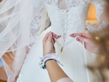 Gelin, güzel dantel gelinlik ayrıntılarını elbisede kadar düğmelerini nedime