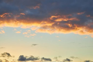 Gün batımında renkli bulutlu bir gökyüzü. Rengi değişmiş. Gökyüzü dokusu, soyut doğa arkaplanı