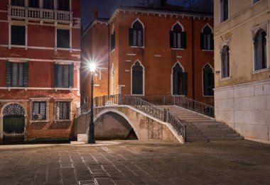 Venedik gece romantik pier fener şehir ışık yansıması