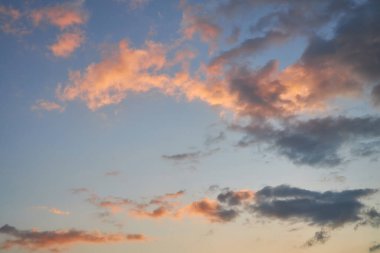 Gün batımı gökyüzü, Ukrayna, Kyiv üzerinde parlak renklerle boyanmış bulutlar.