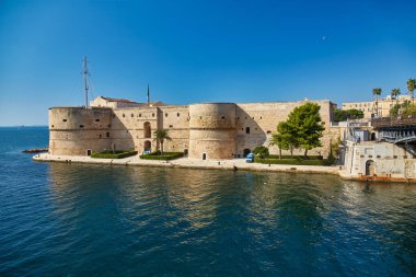 Taranto Kalesi ve Büyük ve Küçük Deniz, Puglia, İtalya, Mavi güneşli gökyüzü arasında dönen köprü.