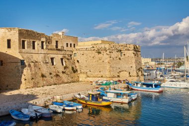 Gelibolu şehri ve liman manzarası, Puglia Bölgesi, Güney İtalya