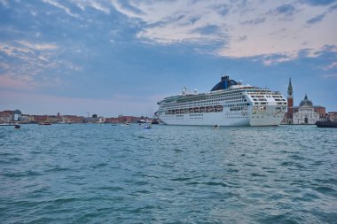 Gece yarısı Punta della Dogana 'da iki römorkörlü Criuse gemisi, Venedik, İtalya