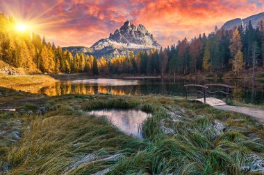 Lago Antorno 'nun sabah manzarası, Dolomitler, Alpler' in zirvesi, Misurina, Cortina d 'Ampezzo, İtalya' nın göl manzarası..