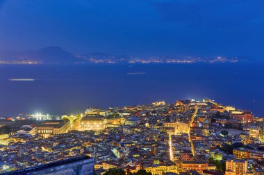 Napoli, İtalya. Napoli Körfezi 'nin üzerinde gün batımının güzel ışıkları ve marina ön planda.