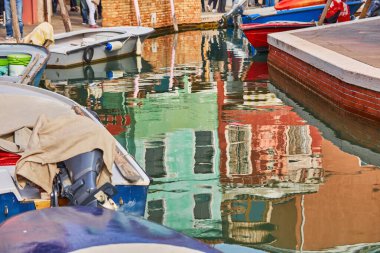 Burano adası, Venedik, İtalya 'da tekneleri olan renkli bir mimari ve kanal. Meşhur seyahat yeri. Güzel Avrupa şehir manzarası