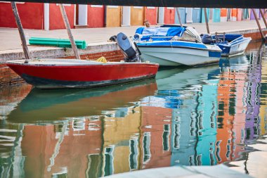 Burano adası kanalı yansıması, renkli evler ve tekneler, Venedik lagünü