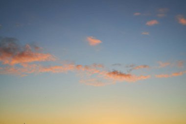 Arka plan için Panorama günbatımı gökyüzü ya da sabah gökyüzü ve bulutu.