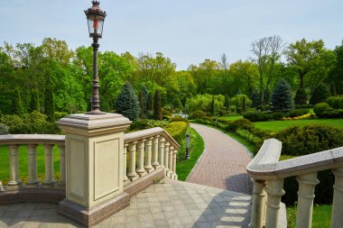 önünde adımlar ve giriş ile binanın arka bahçesinde bir kare şekli ile kesilmiş dökmeyen arborvitae çalılar yetişir, yaya kaldırım arborvitae bir labirent etrafında fayans yapılmış.