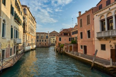 Venedik, İtalya ipeksi su ile güzel dar kanal