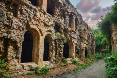 Tarakanov Kalesi en alışılmadık savunma binasıdır ve Batı Ukrayna, Dubno 'da görülmesi gereken bir turisttir.