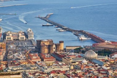 Vomero bölgesinden Napoli 'nin havadan görünüşü. Şehrin limanının arka planında Castel Sant 'elmo' yu görebilirsiniz. Evler ve binalar var..