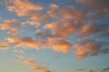 Kümülüs bulutlarının bulutlu güneş ışığı bulutları