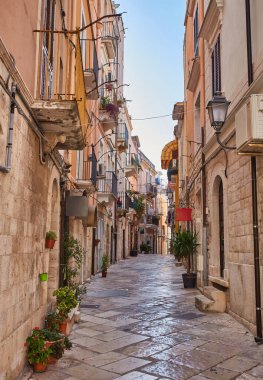 Barletta sokak evleri şehrin eski bir parçası, Puglia, İtalya