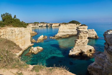 Popüler turistlerin gözde yaz manzarası Torre Sant 'Andrea. Adriyatik Denizi 'nin güzel sabah manzarası, Torre Sant' Andrea köyü konumu, Apulia bölgesi, İtalya, Avrupa.