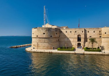 Taranto, İtalya 'daki İyon Denizi kıyısındaki Aragon Kalesi ve Duvarı manzarası