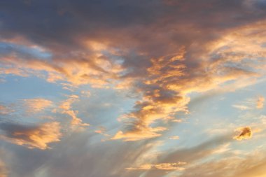 Gökyüzünün büyüleyici bir parçası, batan güneş tarafından aydınlatılan çok renkli bulutların yer aldığı doğal bir zemin, nefes kesen renk ve desenlerden oluşan bir tuval yaratıyor.