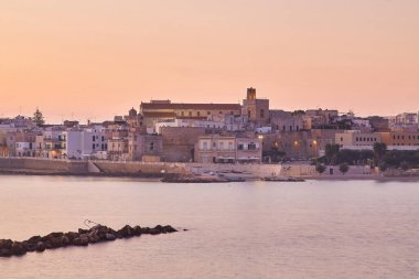 Otranto, Apulia, İtalya 'daki sahilde gün doğumu. Otranto Körfezi, Adriyatik Denizi kıyısındaki şehir, Puglia