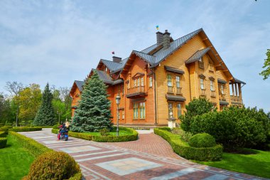 Ukrayna Ulusal Parkı 'nda güzel bir ev. Mezhyhiria 'daki Ukrayna Başkanı' nın eski konutu..