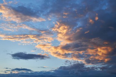 Gökyüzünün büyüleyici bir parçası, batan güneş tarafından aydınlatılan çok renkli bulutların yer aldığı doğal bir zemin, nefes kesen renk ve desenlerden oluşan bir tuval yaratıyor.